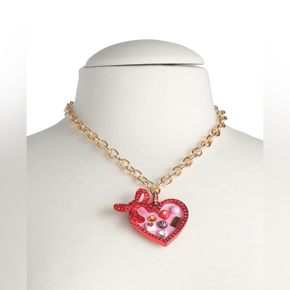 🩶BETSEY JOHNSON HEART CHOCOLATE BOX SHORT PENDANT NECKLACE -  NEW WITH TAGS🩶